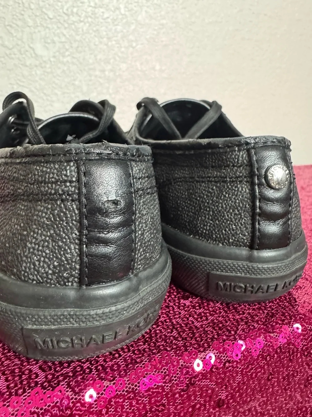 MICHAEL KORS 🖤 Black Low-Top Lace-Up Rubber Sole Sneakers (Women’s 6.5)